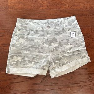 Camo mid rise shorts